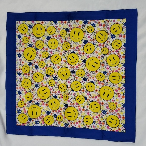 ❤️ 5for$10 Happy Face Bandana - Picture 2 of 5
